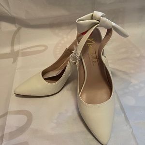 White point toe with bow